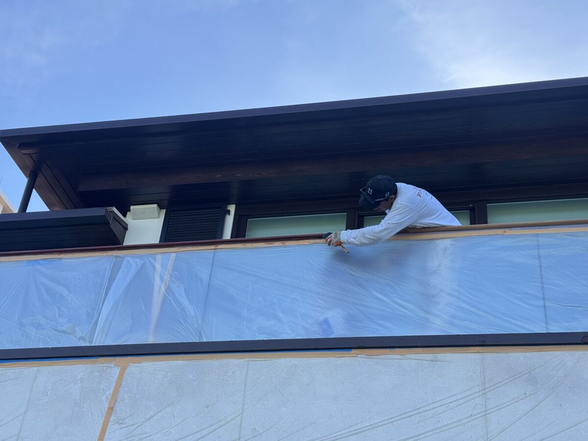 Rivas Painting crew member painting Palm Beach exterior