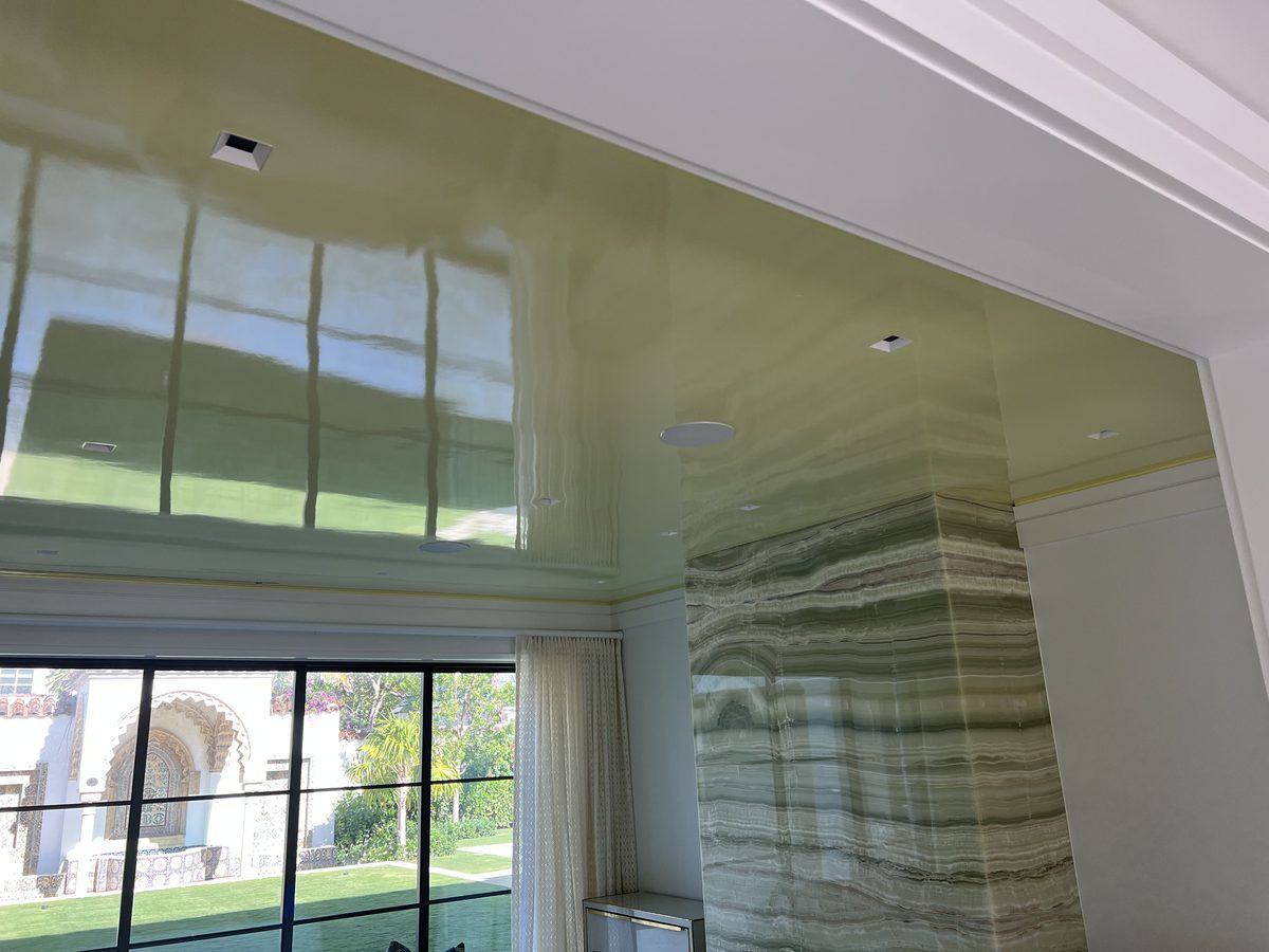 High-gloss ceiling with onyx column